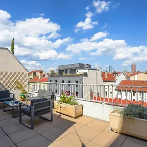 https://au-7e-ciel-terrasse-50m2-parking-clim.hotels-rhonealpes.com
